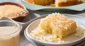 Bolo de milho verde com cobertura de coco e leite condensado